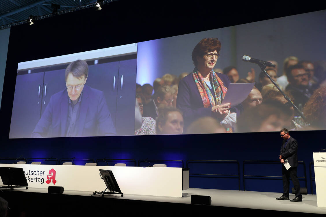 Bundesgesundheitsminister Professor Karl Lauterbach war heute online beim DAT zugeschaltet und nahm sich nach seinen Grußworten Zeit, um mit den Apothekerinnen und Apothekern zu diskutieren.  Usula Funke, Präsidentin der hessischen Landesapothekerkammer,  forderte hinsichtlich des GKV-Spargesetzes eine Kurskorrektur. / Foto: PZ/Alois Mueller