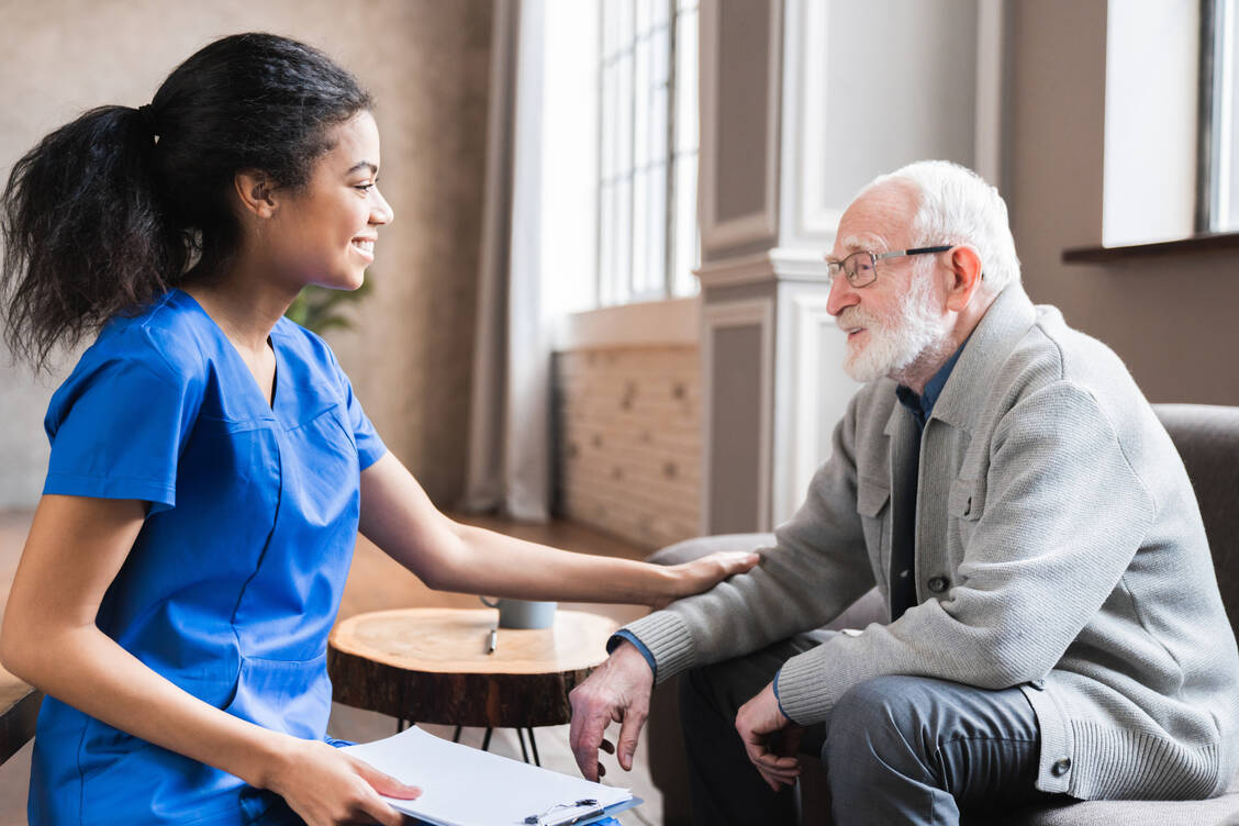 Gesundheit ist nicht allein von Medikamenten abhängig. Viele Menschen benötigen soziale Kontakte, damit ihre Krankheiten heilen. Mediziner rund um den Globus verschreiben daher schon Gruppenaktivitäten. / Foto: Adobe Stock/ InsideCreativeHouse