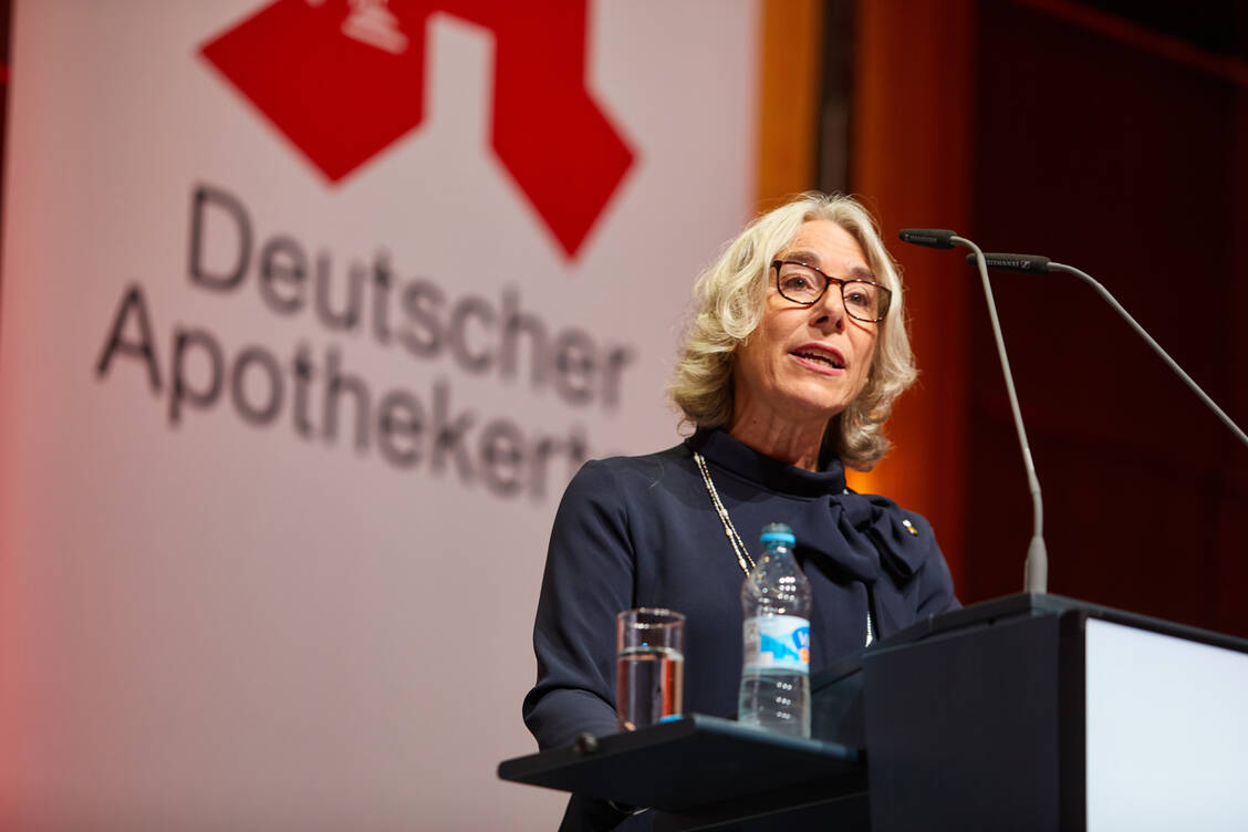 »Wir sind nur zusammen stark«, betonte ABDA-Präsidentin Gabriele Regina Overwiening. »Packen wir es gemeinsam an!« / Foto: ABDA/Erik Hinz