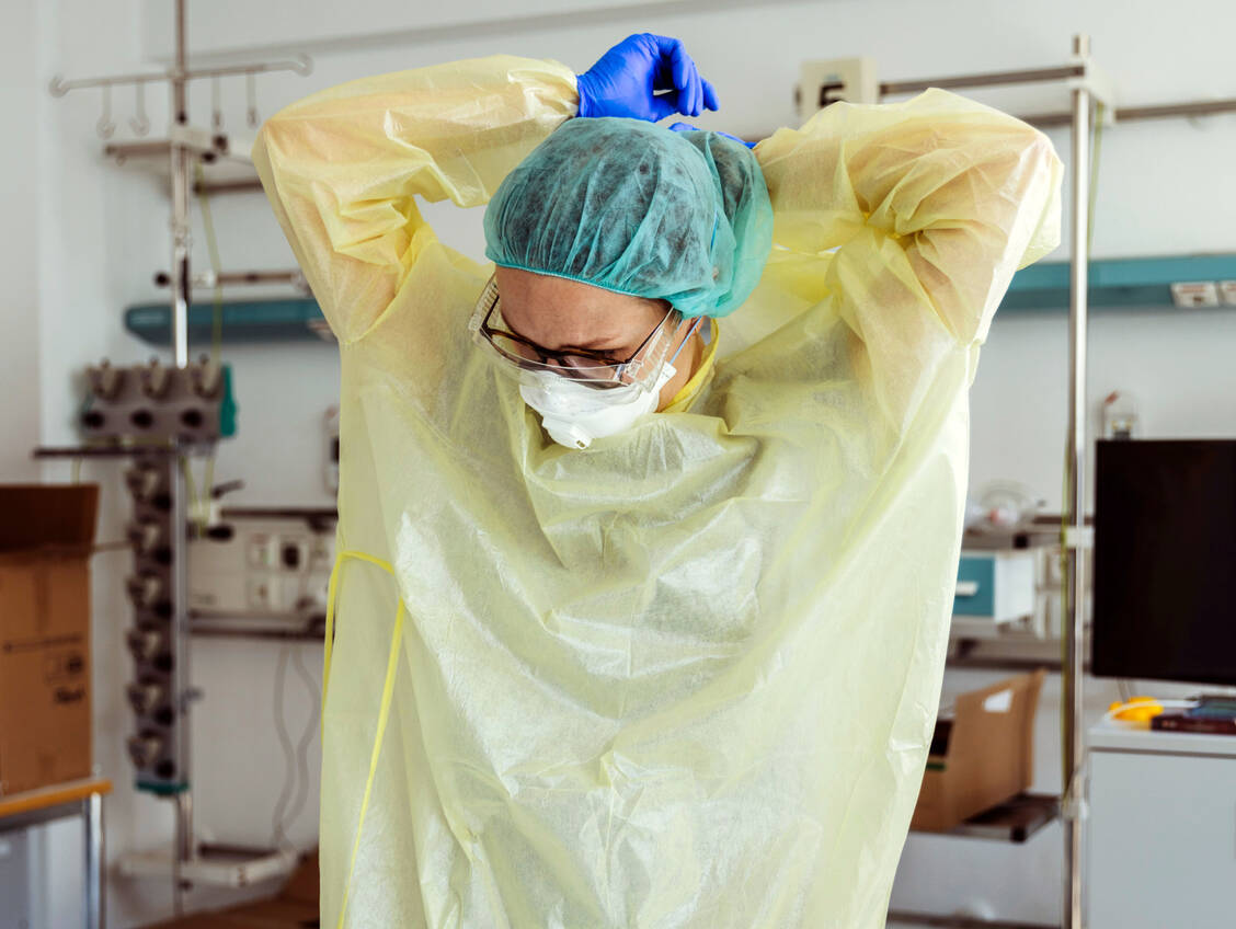 Durchfälle durch Clostridioides-difficile-Infektion sind hochgradig belastend für die Patienten. Das Krankenhauspersonal muss umfangreiche Hygienemaßnahmen beachten, um eine Ausbreitung zu vermeiden. / Foto: Adobe Stock/Westend61