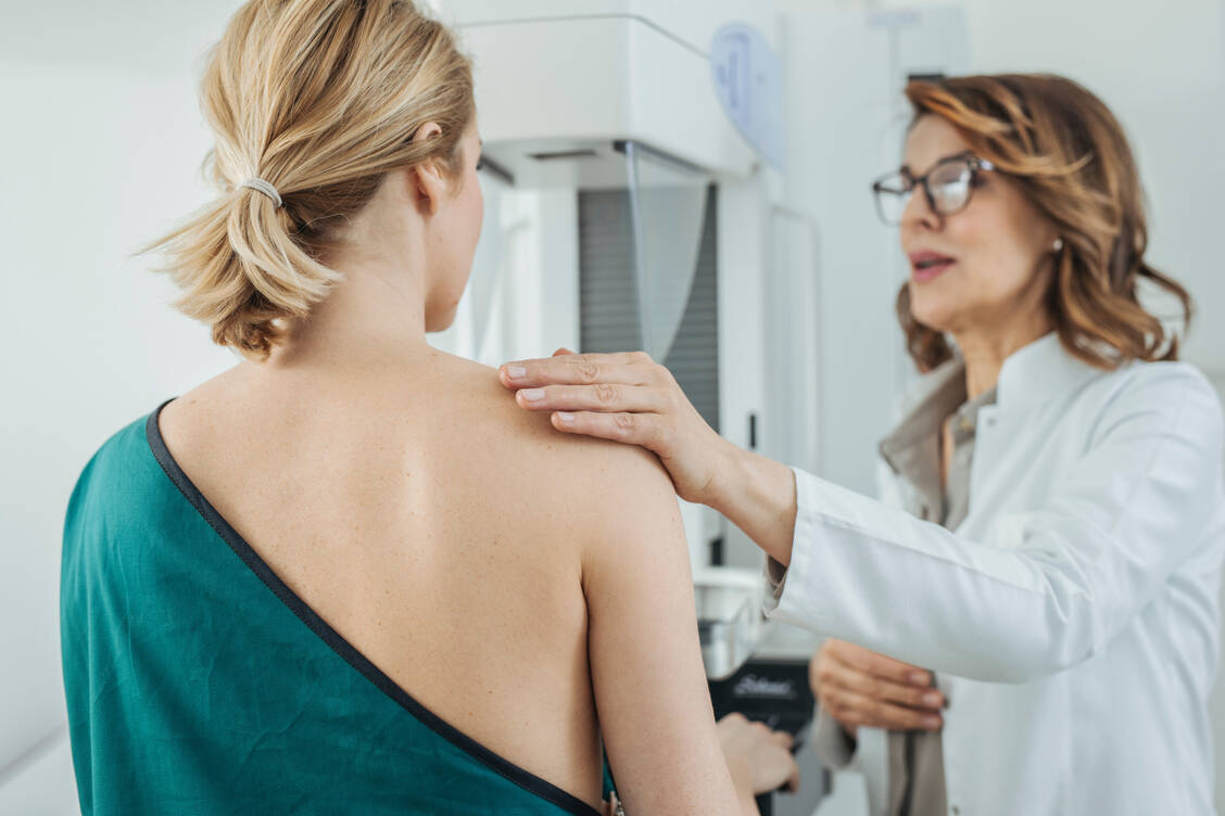Triple-negativer Brustkrebs  tritt vor allem bei jungen Frauen auf. Er hat ein hohes Metastasierungs- und Rezidivrisiko sowie eine schlechte Prognose. / Foto: Adobe Stock/LStockStudio