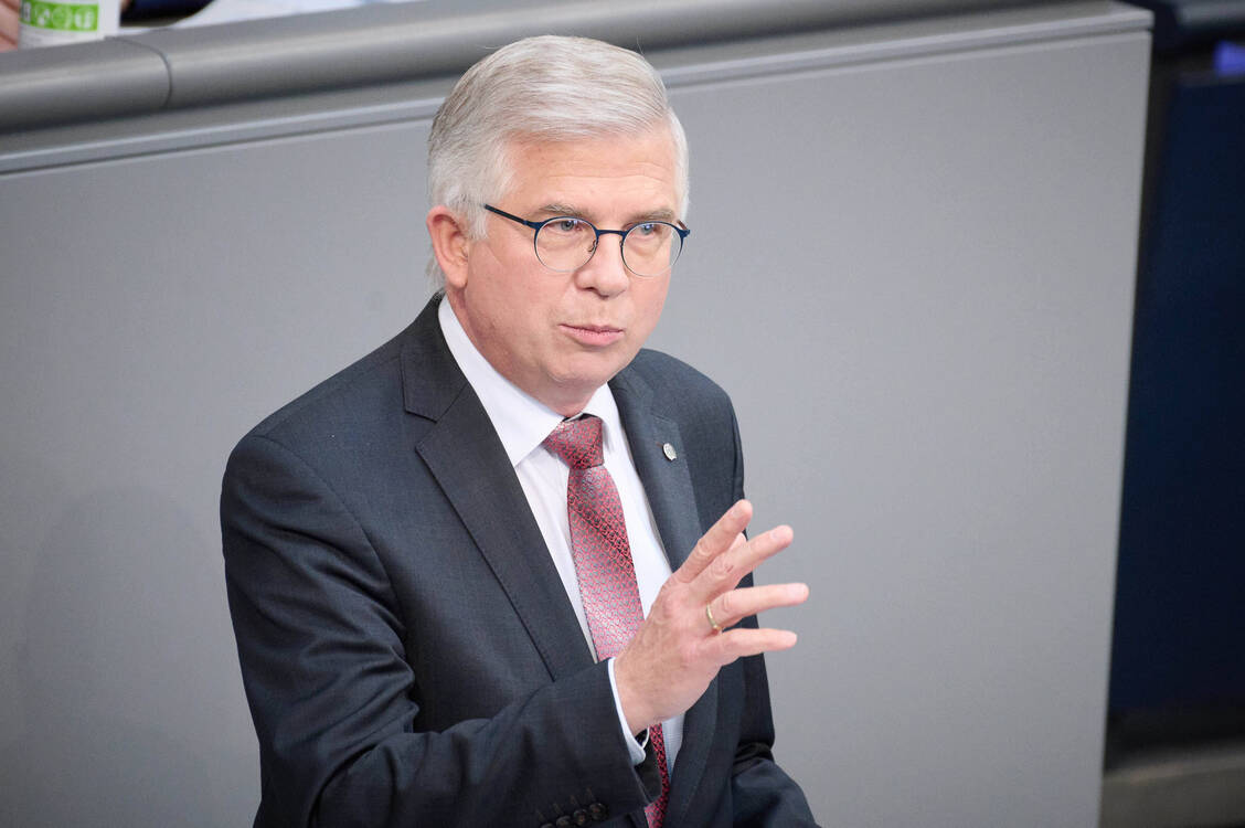 »Ich würde es besser finden, wenn der Bundesgesundheitsminister mit den Apotheken direkt sprechen würde, was das für Konsequenzen hat«, sagte der gesundheitspolitische Sprecher der FDP-Bundestagfraktion, Andrew Ullmann, zu Lauterbachs Reformplänen. / Foto: Imago Images/Christian Spicker