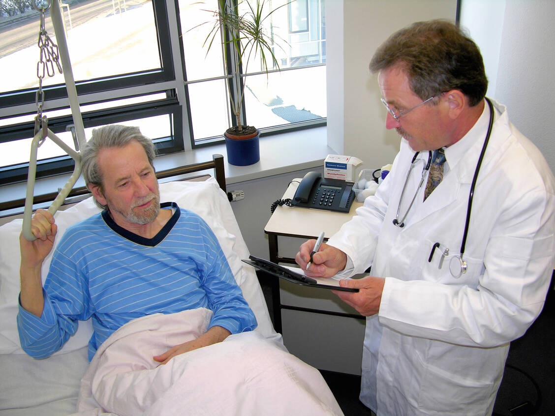 Korrekt gekleidet: Weißes Oberteil und weißer Kittel stärken das Vertrauen vieler Patienten in ihren Arzt – oder die Ärztin.  / Foto: Fotolia/Gina Sanders