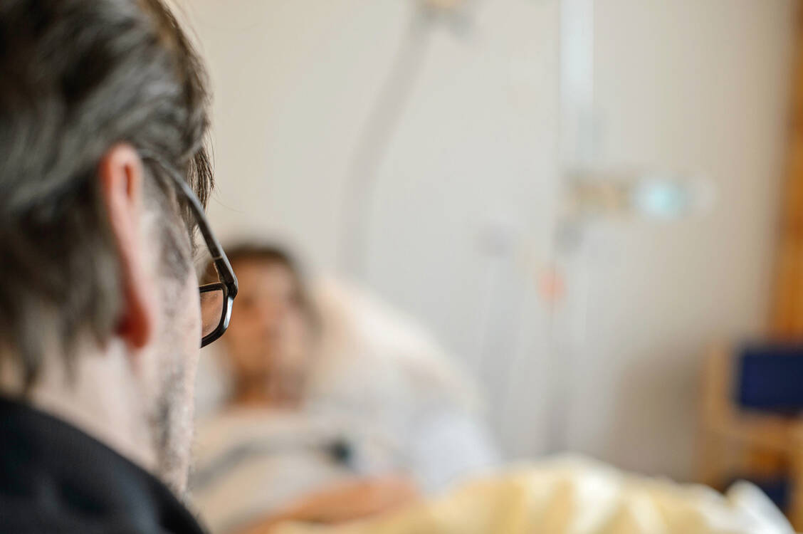 Gut betreut bis zuletzt: Der palliative Versorgungsdienst von Apotheker Helmut Beckmann kümmert sich um die Belange schwerstkranker Menschen. / Foto: Imago/epd