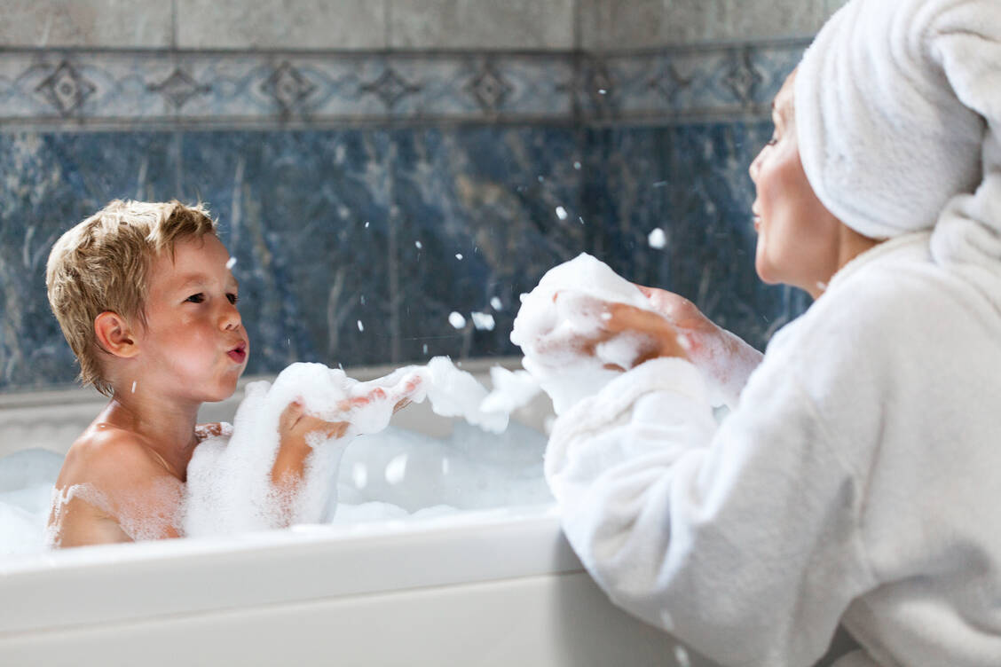 Ein Vollbad in der Wanne tut besonders in der kalten Jahreszeit Haut, Seele und Atemwegen gut - auch wenn das Verbraucherschützer-Magazin Ökotest die meisten Badezusätze kritisch sieht. / Foto: Getty Images/fotostorm