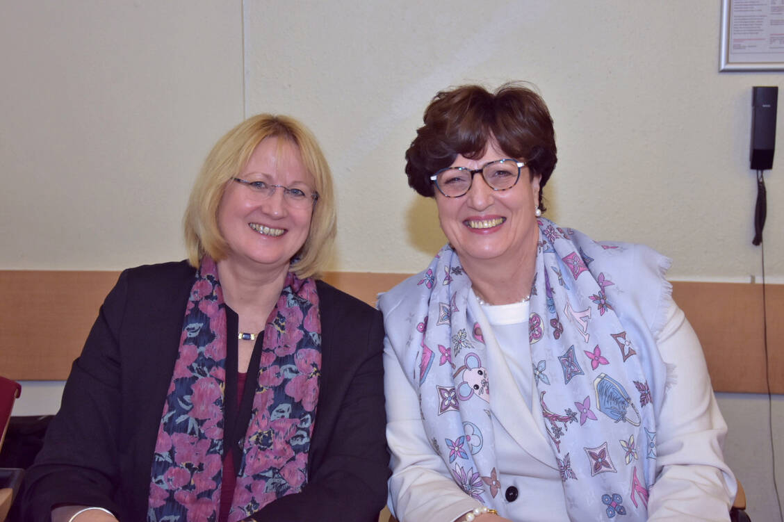 Ursula Funke und Viola Schneider (links) stehen für weitere fünf Jahre an der Spitze der Landesapothekerkammer Hessen.  / Foto: LAK Hessen