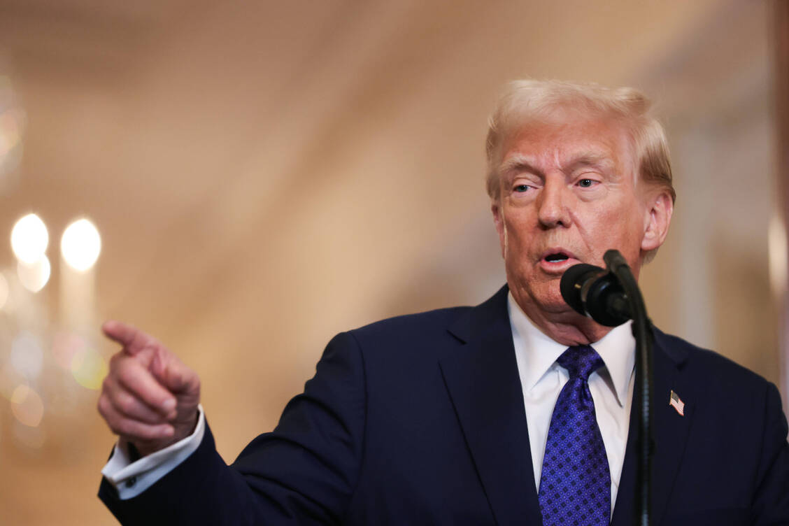 US-Präsident Donald Trump hat gedroht, die Zölle auf Importe aus Europa auf 10 bis 20 Prozent zu erhöhen. Das hätte insbesondere für die deutsche Pharma-Branche negative Folgen. / © IMAGO/MediaPunch
