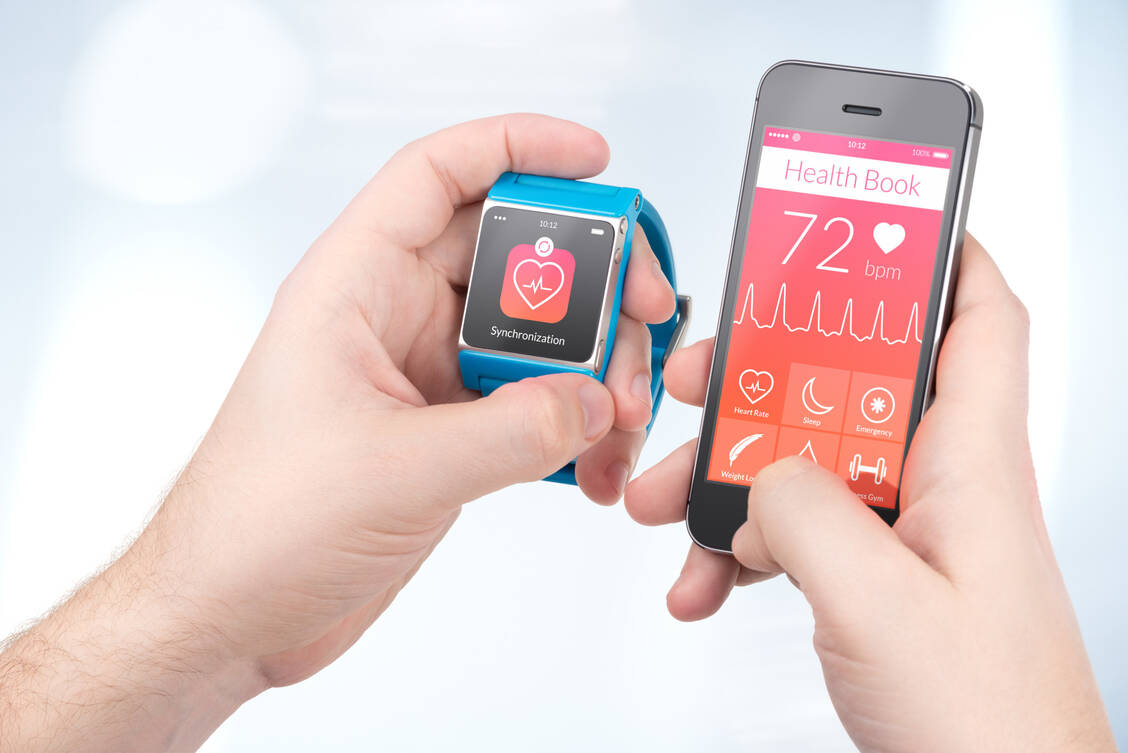 Bereits heute überwachen viele Menschen ihre Gesundheit und Fitness mit Trackern oder medizinischen Apps auf dem Smartphone.  / Foto: Adobe Stock/alexey_boldin