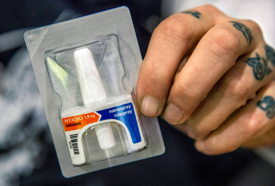 Naloxon-Nasenspray ist einfach in der Anwendung und kann aufgrund der hohen therapeutischen Breite nur schwer überdosiert werden. Nyxoid ist derzeit das einzige entsprechende Präparat, das in Deutschland auf dem Markt ist. / © Imago Images/TT