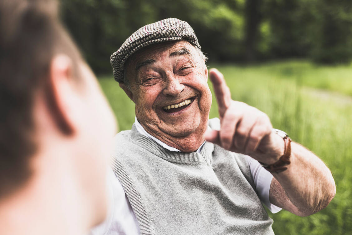 Lachen kann Stress lösen, etwa weil man dabei besonders intensiv ausatmet und sich angespannte Muskeln entspannen. / © Getty Images/Westend61