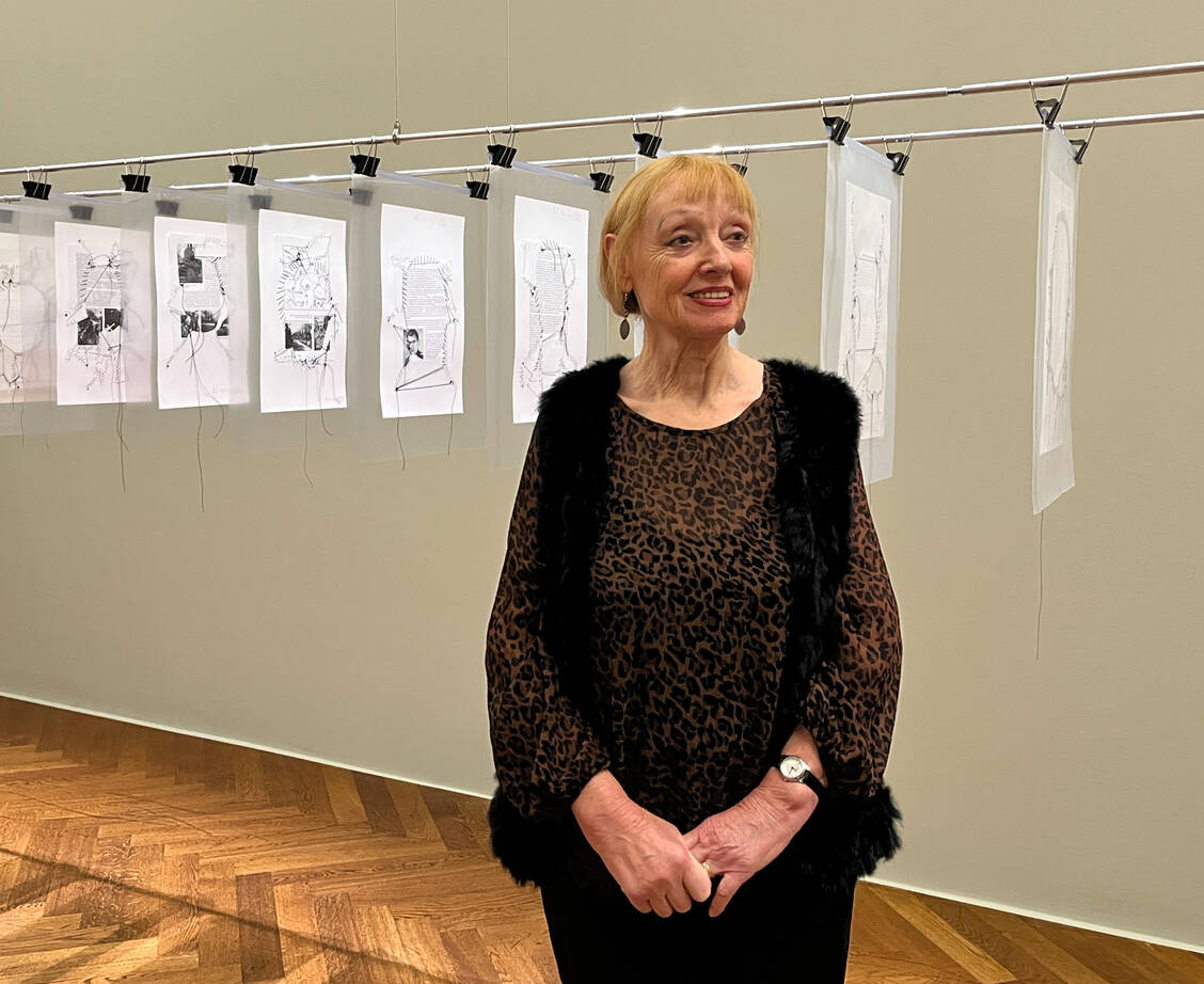 Annegret Soltau vor den Fotovernähungen der Serie Vatersuche.  / © PZ/Kalisch