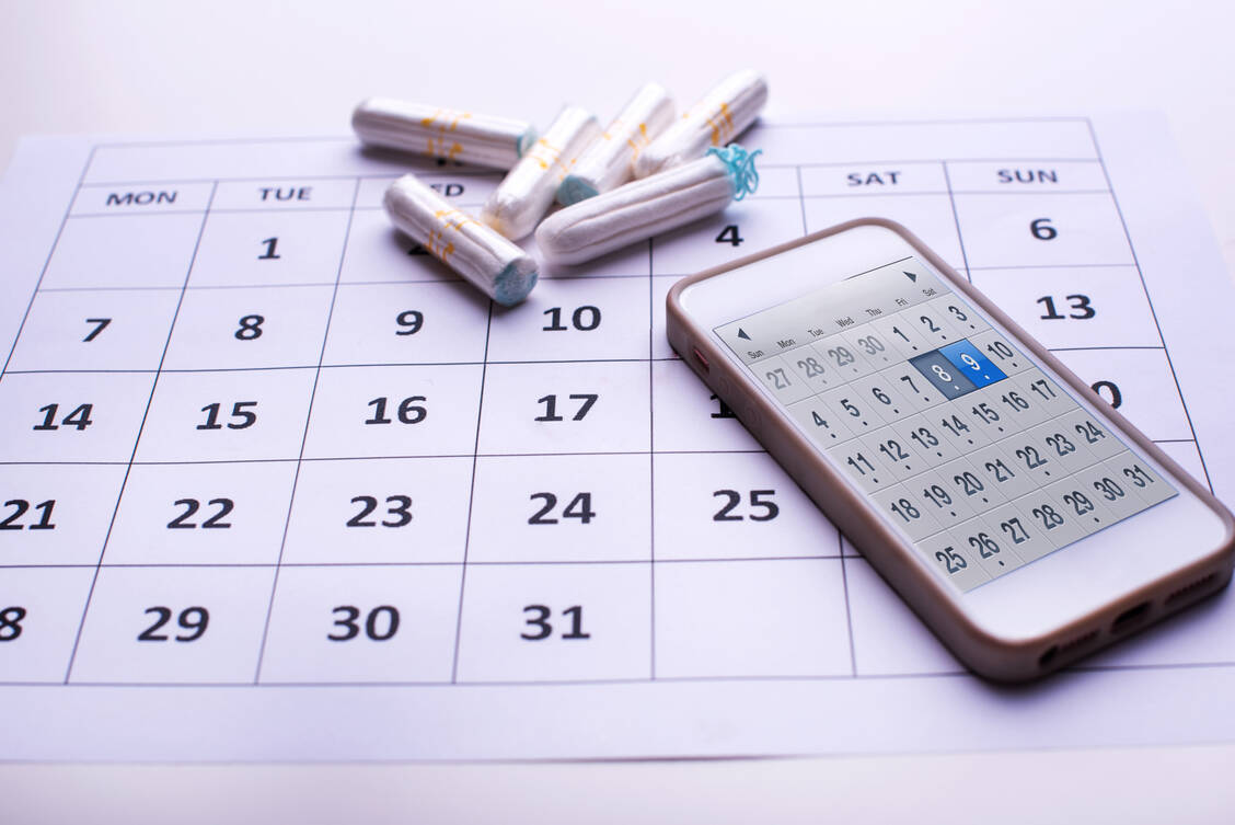 Manchmal fällt es Frauen gar nicht auf, wenn ihre Regel ausbleibt. Ein Zykluskalender hilft, den Überblick zu behalten. / Foto: Getty Images/Emilija Manevska
