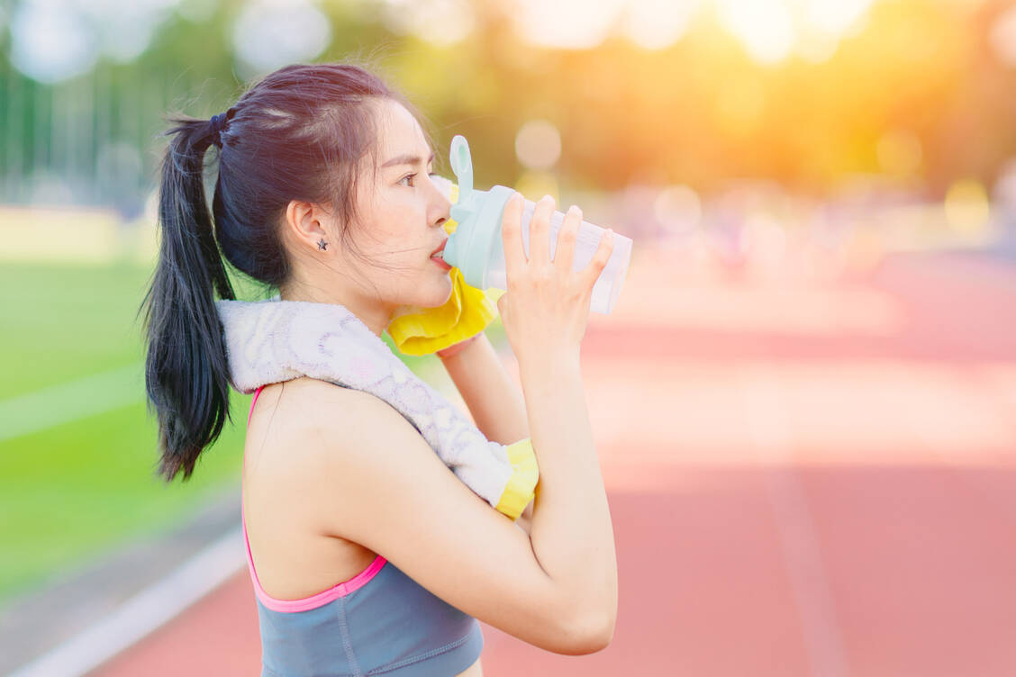 Prinzipiell sollte man auf sein Durstgefühl hören. Wer bis zu 45 Minuten moderat trainiert, muss nicht unbedingt zwischendurch trinken. Ab 90 Minuten empfiehlt sich ein Getränk mit Kohlenhydraten und Natrium. / © Getty Images/coffeekai