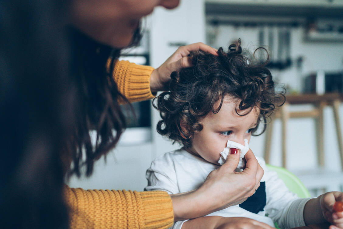 Die Nase läuft ein bisschen und schon darf das Kind nicht mehr in die Kita – das ist nicht nur aber vor allem für alleinerziehende Eltern ein Problem. / Foto: Getty Images/filadendron