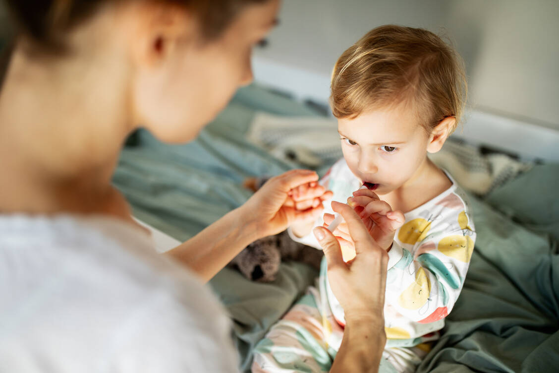 Einer aktuellen Studie zufolge werden rund 40 Prozent der Kleinkinder in Deutschland mit Breitbandantibiotika behandelt, wenn sie zum ersten Mal ambulante Antibiotika erhalten. / Foto: Getty Images/Dusan Atlagic