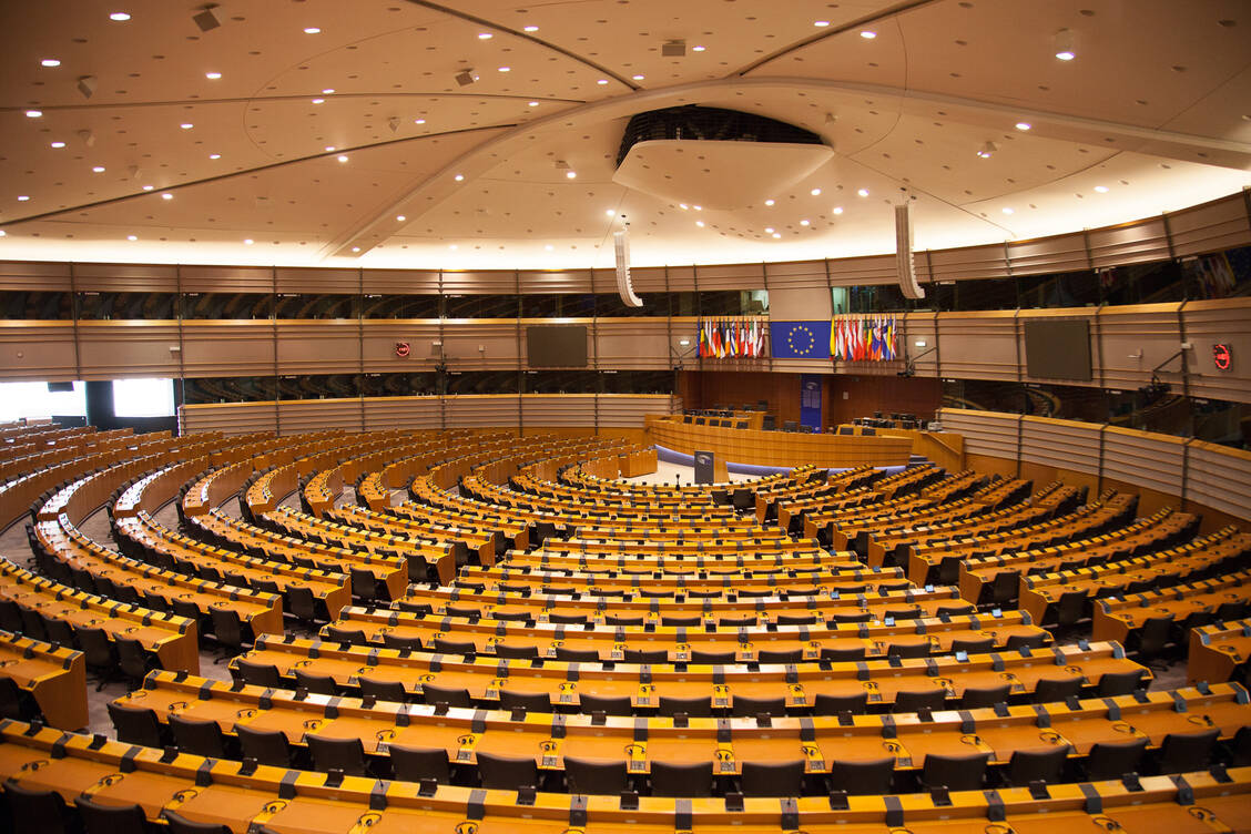 Noch sind die Ränge leer, das EU-Parlament (hier in Brüssel) ist in der Sommerpause. Doch bald soll sich das Parlament mit der Idee einer europäischen Notfallapotheke beschäftigen. / Foto: GettyImages/Laura Zulian Photography