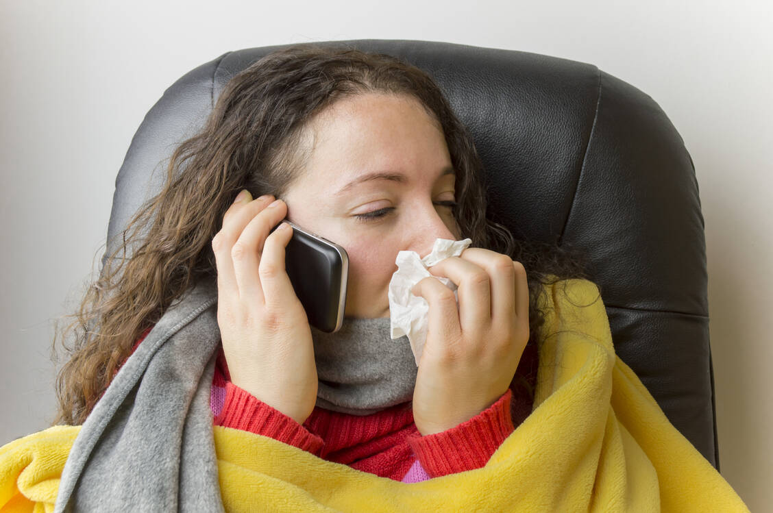 Wer unter typischen Erkältungssymptomen wie Husten, Schnupfen oder Halsschmerzen leidet, kann sich per Telefon eine Krankmeldung besorgen. Dies wird aufgrund der verschärften Coronavirus-Situation wieder ermöglicht. / Foto: Shutterstock/cunaplus