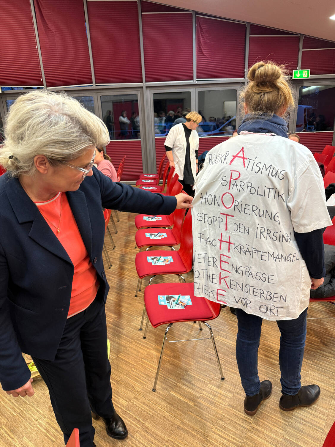 Viele Apothekenteams waren in ihren Protestkitteln gekommen. / © PZ