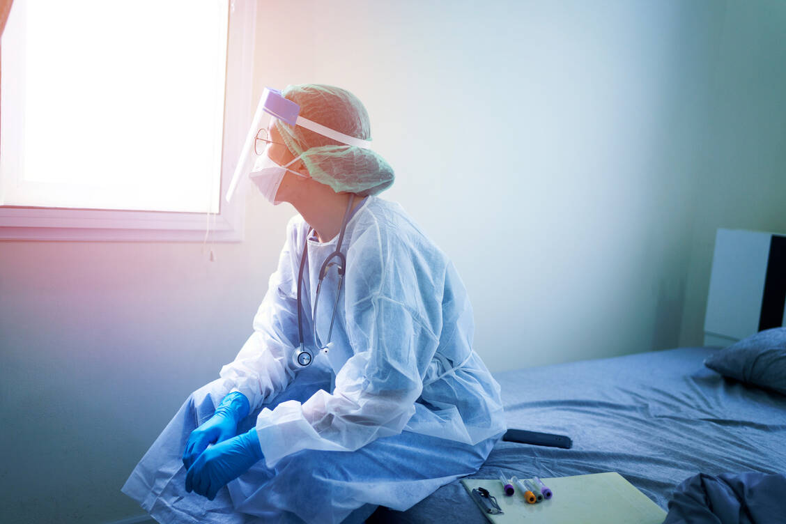 Essenziell für die Arbeit mit (potenziell) SARS-CoV-2-Infizierten ist vollständige Schutzausrüstung. / Foto: Getty Images/skaman306