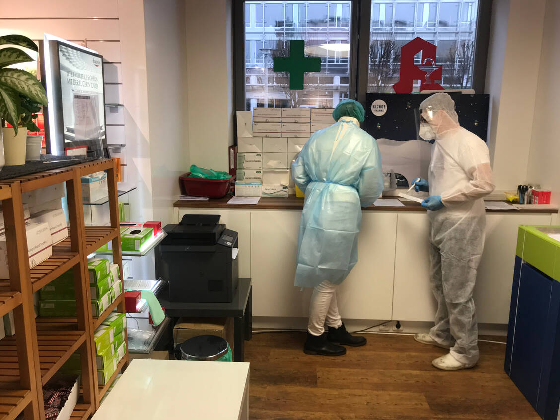 Am Hauptbahnhof führt Daub mit vier weiteren Apothekern und PTA die Corona-Tests durch. Getestet wird in einem streng abgeteilten Bereich der Apotheke. / Foto: Bahnhof-Apotheke Dresden