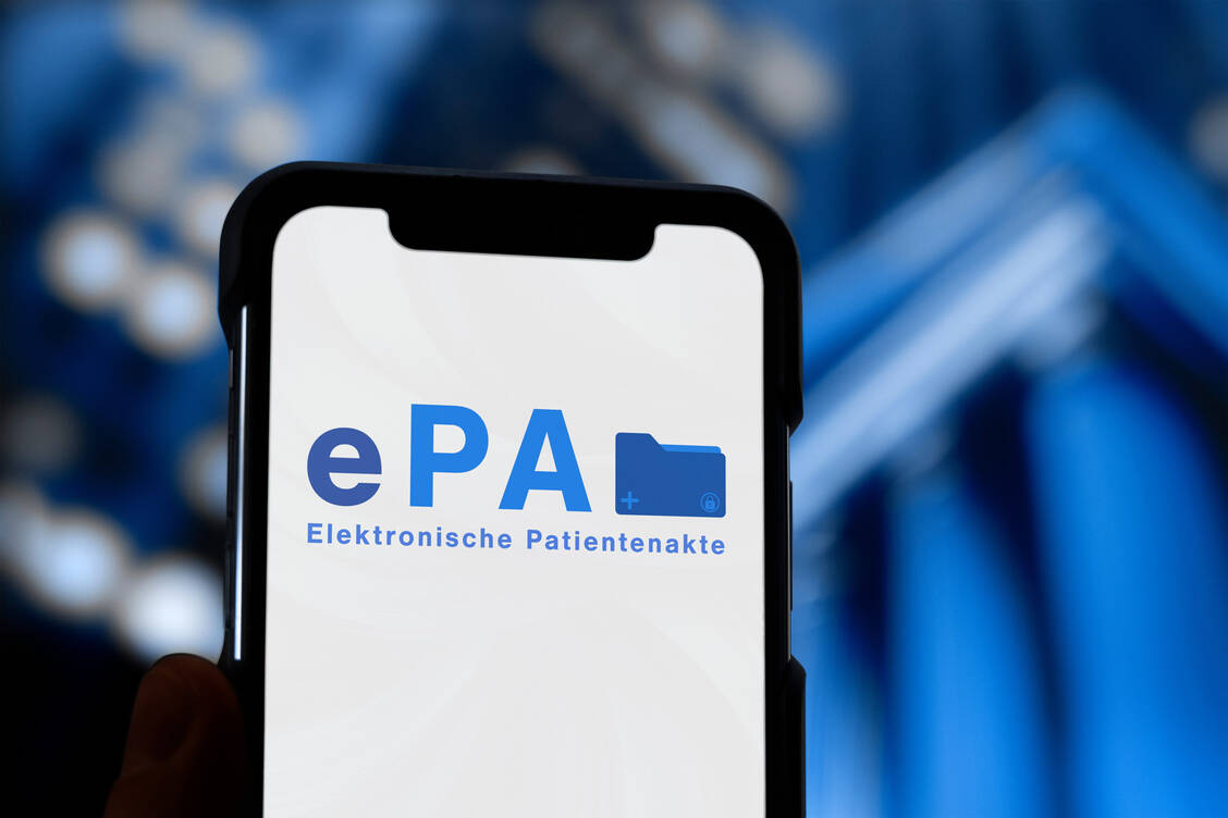 Den Leistungserbringern im Gesundheitswesen kommt nach Ansicht des Verbands Bitkom bei der Digitalisierung grundsätzlich eine Schlüsselrolle zu. Wichtig sei, dass digitale Angebote wie die elektronische Patientenakte (ePA) die Arbeitsabläufe entlasteten. / © Adobe Stock/PhotoGranary