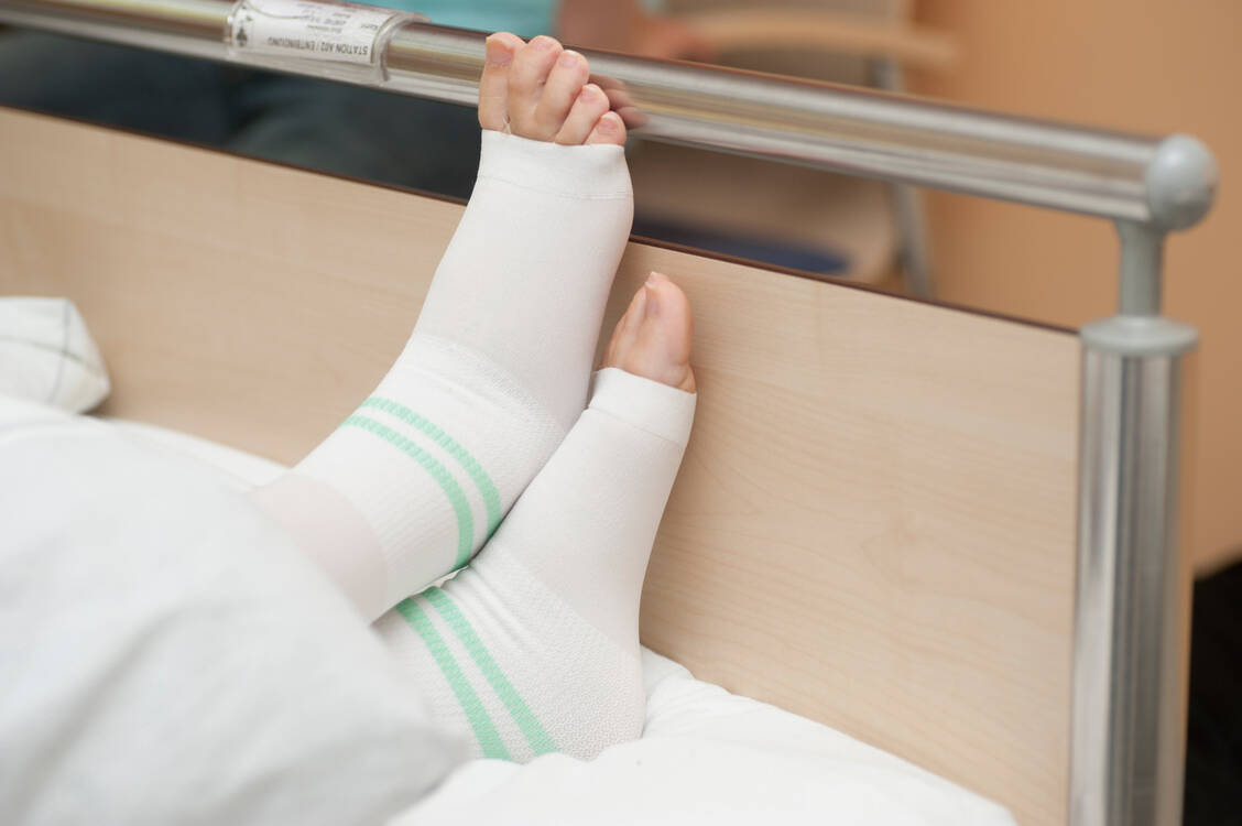 Zur Thromboseprophylaxe nach Operationen gehören die meist ungeliebten Thrombosestrümpfe genauso wie eine medikamentöse Prophylaxe, zum Beispiel mit Apixaban. / Foto: iStock/wakila