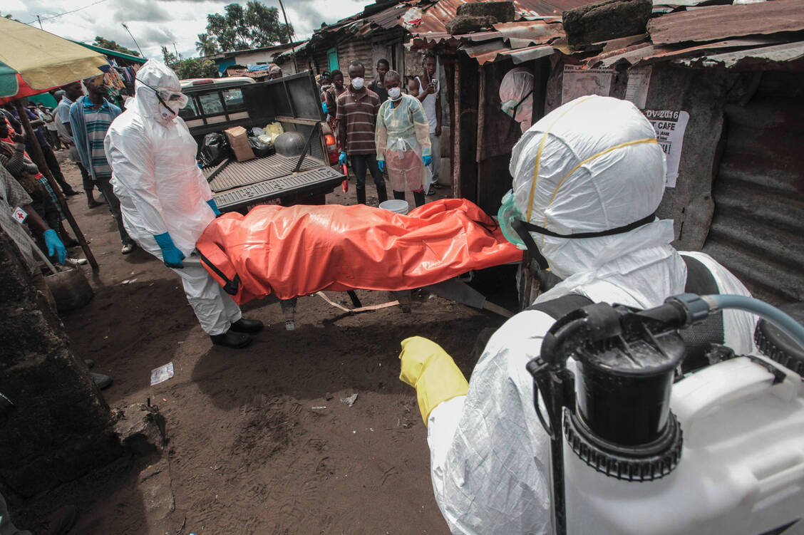 2014/2015 wütete die bislang schwerste Ebola-Epidemie in Westafrika wie hier in Liberia. Vor allem an Ebola Verstorbene gelten als hochgradig infektiös. Nun fürchten Forscher, dass das Virus bei Asymptomatischen jahrelang überlebt – und zu einem neuen Ausbruch geführt hat. / Foto: imago/ZUMA Press