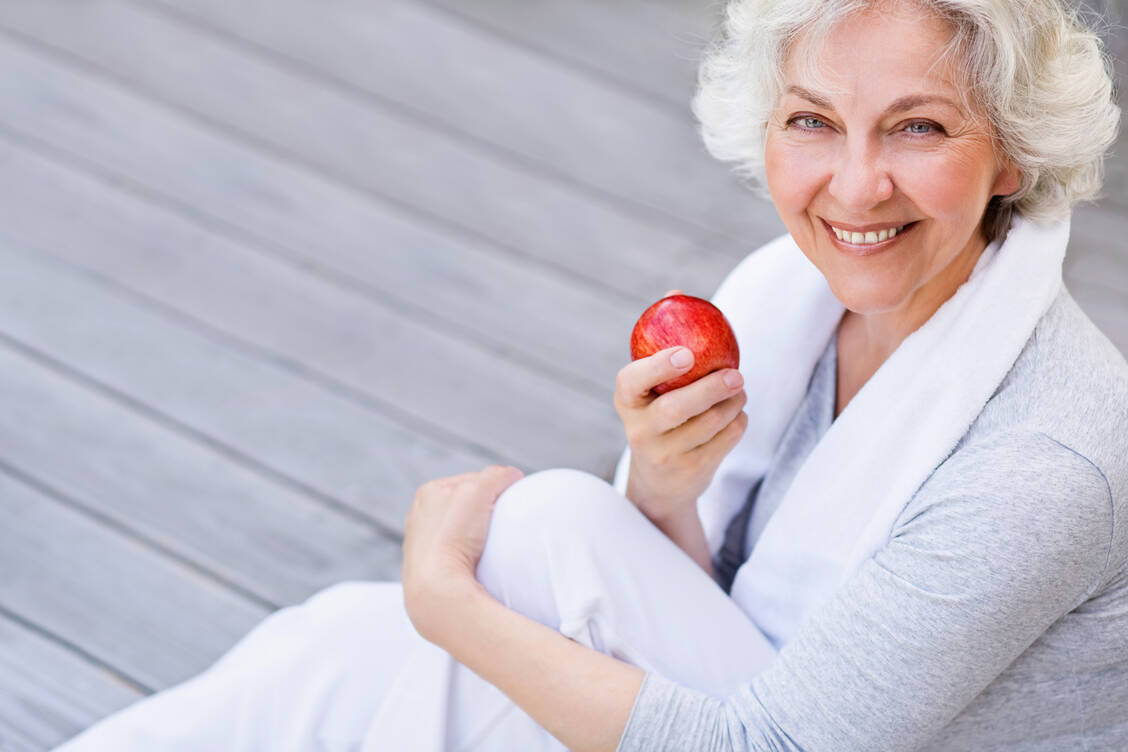Ausreichend Bewegung und gesunde Ernährung sind in den Wechseljahren besonders wichtig.  / © Adobe Stock/ jd-photodesign