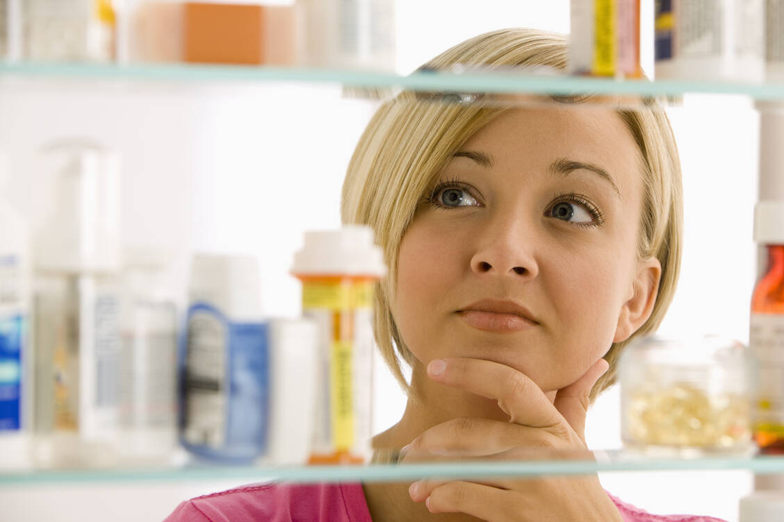 Die Hausapotheke sollte regelmäßig mit kritischem Blick geprüft werden. Foto: Shutterstock/micro 10x