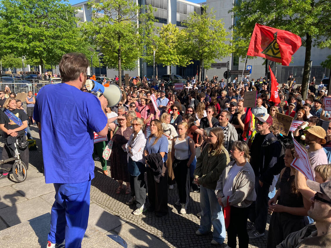 Kurz vor der abschließenden Beratung des GKV-Beitragssatzstabilisierungsgesetzes demonstrierten die Linke, Verdi und Beschäftigte des Gesundheitswesens vor dem Bundestag gegen die geplanten Einsparungen. / © PZ/ Alexandra Amanatidou