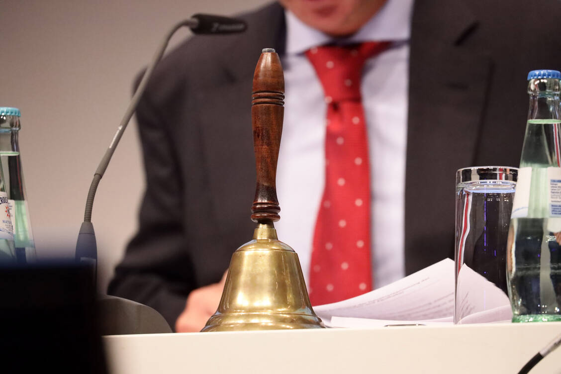 Kurz vor der Bundestagswahl kann ABDA-Präsidentin Gabriele Regina Overwiening  Bundesgesundheitsminister Jens Spahn (CDU) begrüßen (Archivbild). Außerdem berät die Hauptversammlung über mehr als 50 Anträge. / Foto: PZ/Alois Mueller
