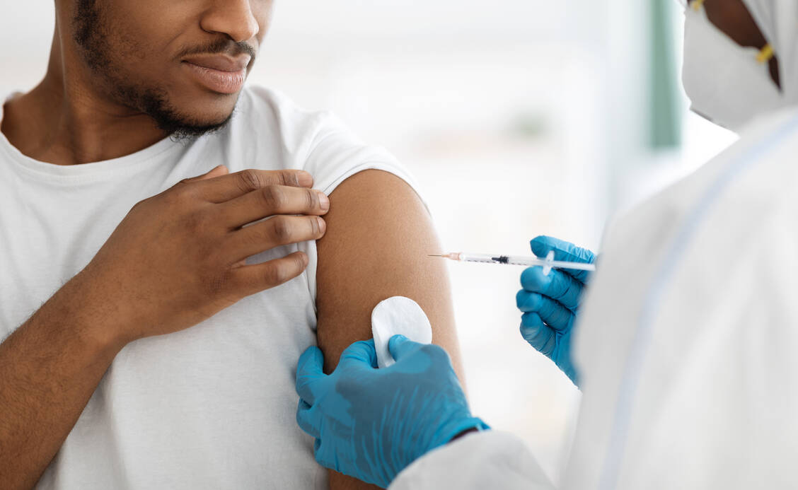 Bei jungen Männern ist das Risiko für eine Myo- oder Perikarditis nach mRNA-Impfung relativ am höchsten, absolut aber noch sehr niedrig.  / Foto: Adobe Stock/Prostock-studio