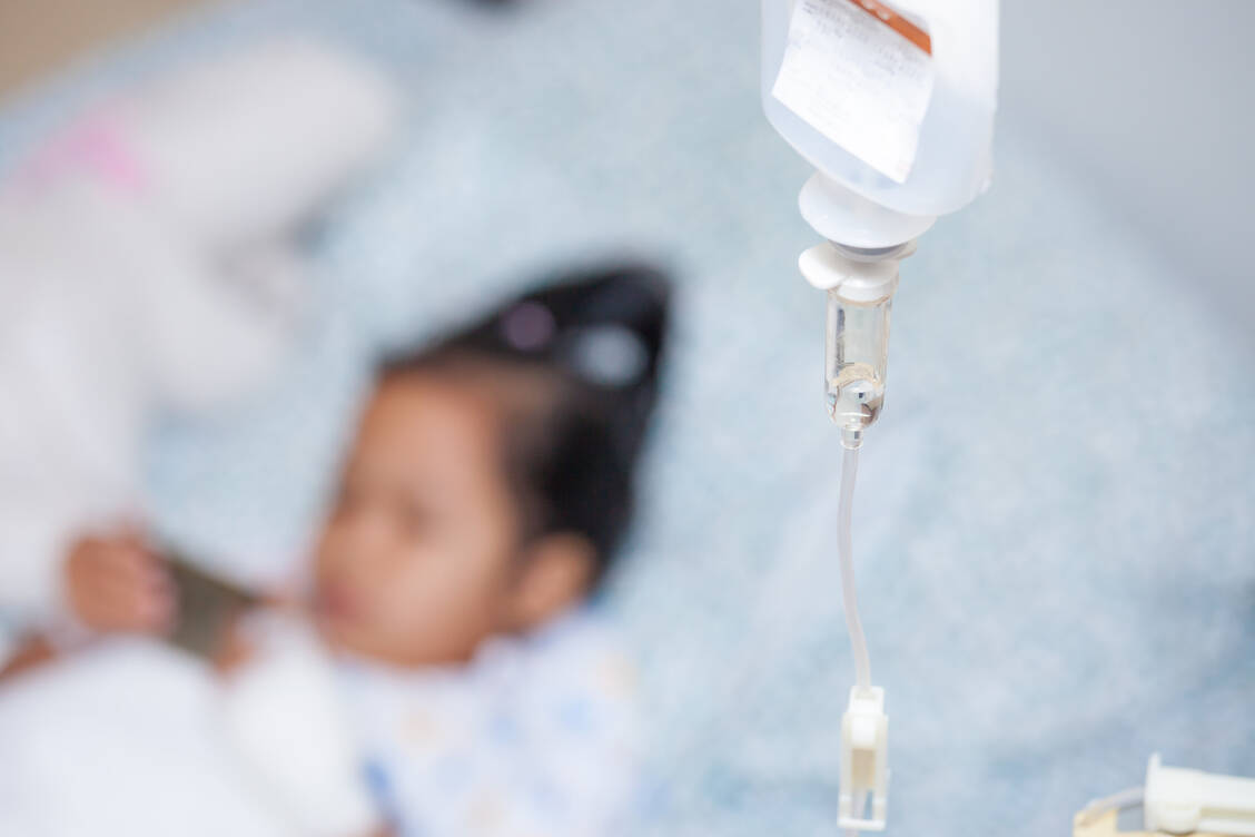 In Ländern mit niedrigen oder mittleren Einkommen liegen die Überlebenschancen für krebskranke Minderjährige im Vergleich zu reicheren Ländern deutlich geringer. Grund ist ein Mangel an benötigten Medikamenten. / Foto: Adobe Stock/pingpao