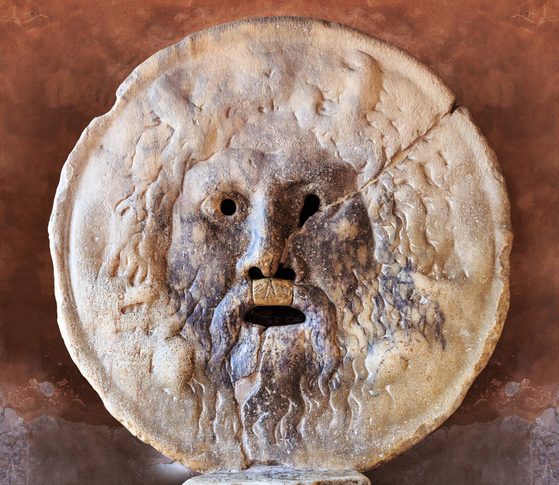 Mund der Wahrheit: Einer mittelalterlichen Legende zufolge verliert jeder seine Hand, der sie in den Steinmund legt und dabei lügt. Das rund 2000 Jahre alte Marmor-Relief »Bocca della Verità« befindet sich in Rom. / Foto: Adobe Stock/emperorcosar