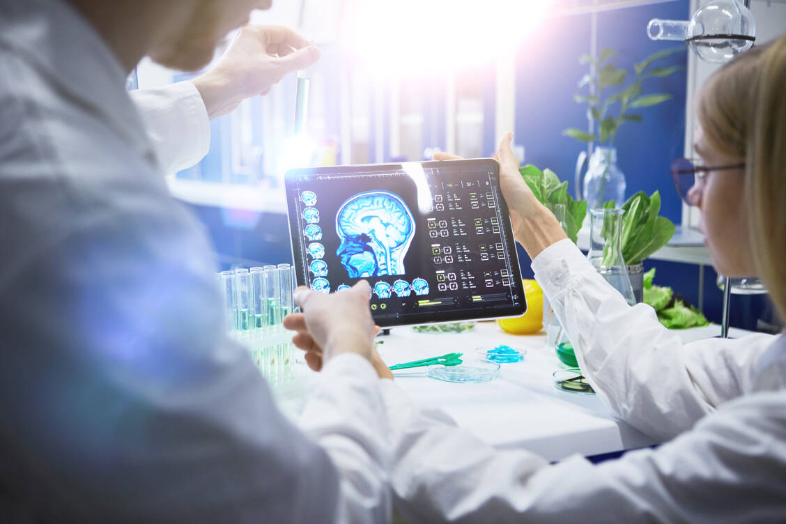 Eine starke Immunreaktion bei einer Covid-19-Erkrankung könnte zur Anhäufung schädlicher Proteinklumpen im Gehirn führen, lautet die Hypothese dänischer Wissenschaftler (Symbolbild). / Foto: Getty Images/Andriy Onufriyenko