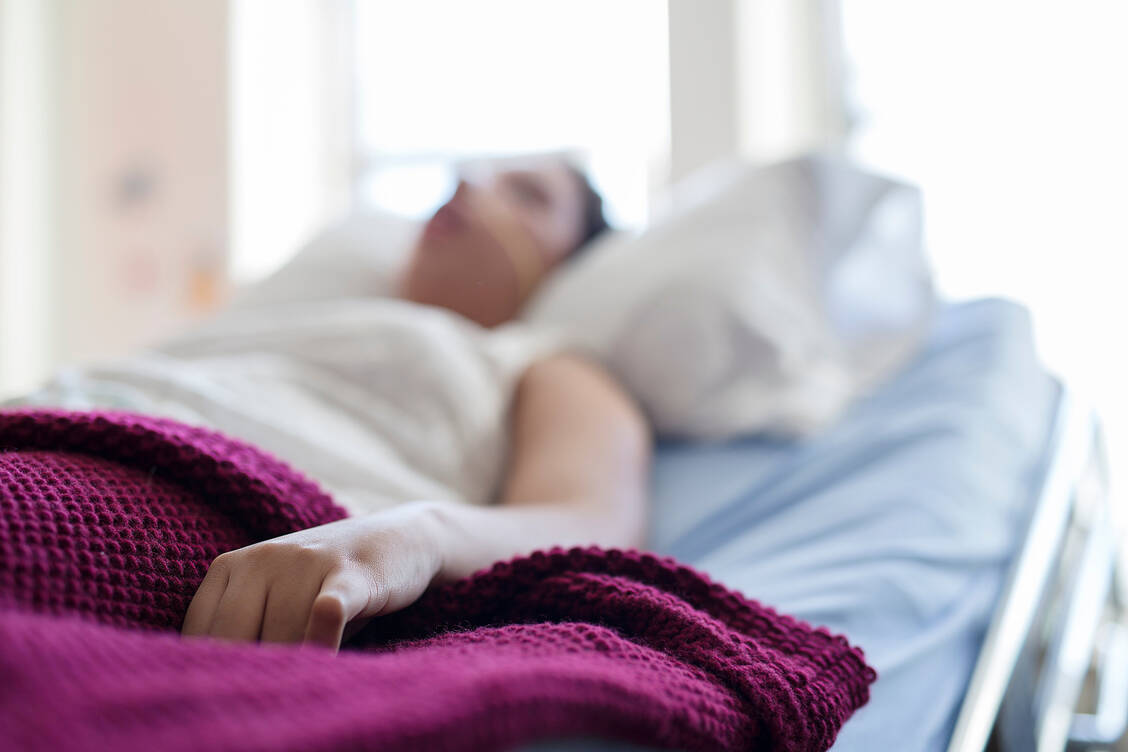 Gerade in Krankenhäusern zirkulieren oft Bakterien, gegen die kaum ein Antibiotikum mehr wirkt. / Foto: Adobe Stock/pololia