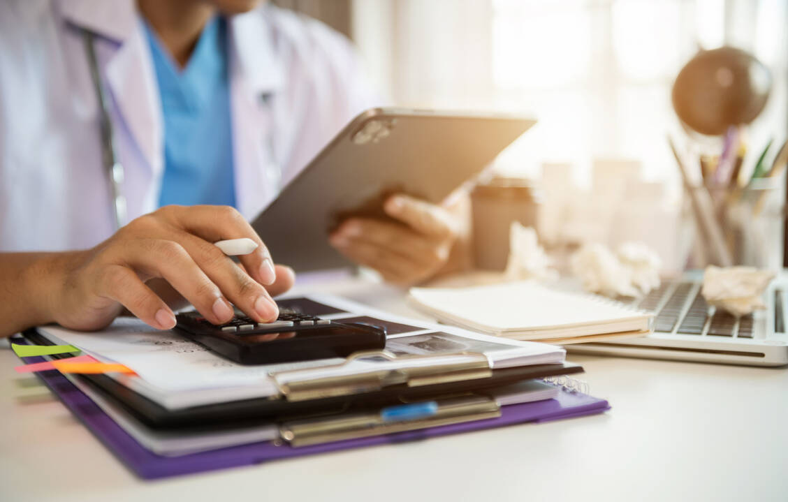 »Leistung muss sich lohnen« – dieser Politikerspruch sollte auch für die pharmazeutischen Dienstleistungen in der Apotheke gelten. / Foto: Adobe Stock/Ninenii