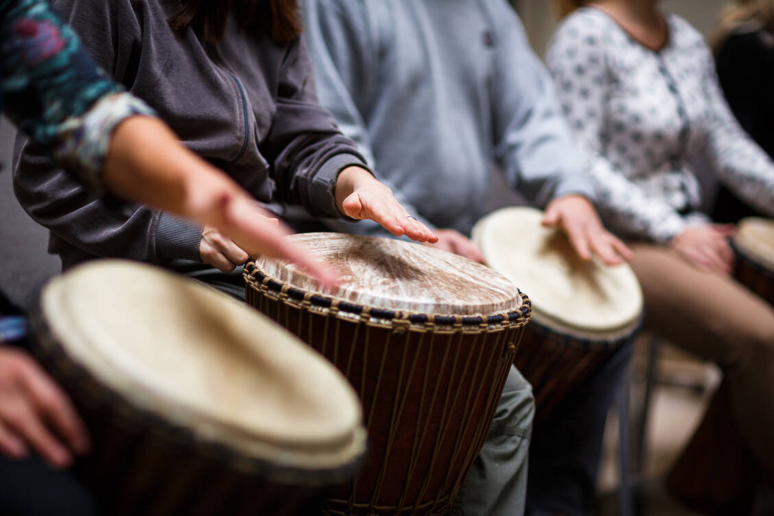 Passt sich ein Mensch anderen an oder fällt ihm diese Art der Unterordnung schwer? Solche Persönlichkeitseigenschaften können in der Musiktherapie offengelegt und bearbeitet werden. / Foto: Adobe Stock/lightpoet