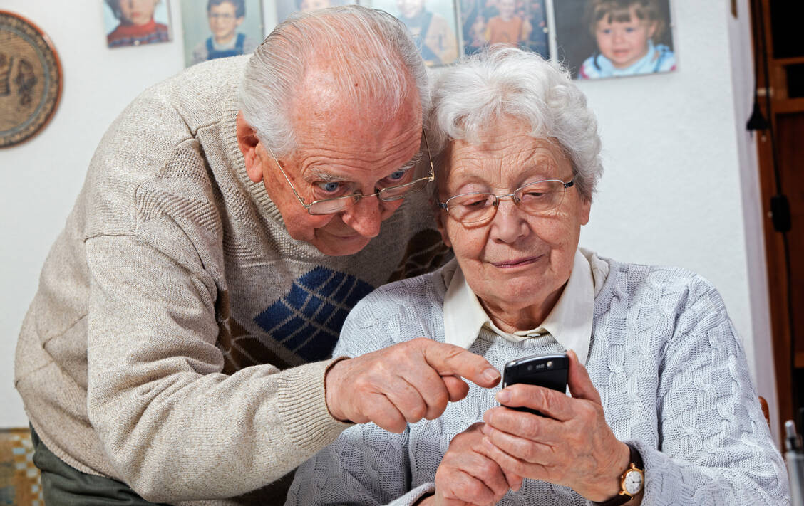 Apps für Menschen mit Demenz und deren Angehörige sollen ihnen den Alltag erleichtern. Leider ist deren Qualität nicht besonders gut.   / Foto: Adobe Stock/Ingo Bartussek