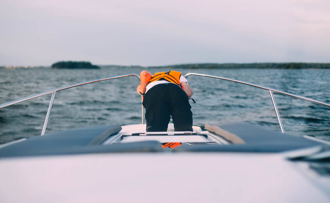 Übelkeit und Erbrechen an Bord kann man mit richtigem Verhalten und medikamentös vorbeugen. / Foto: Adobe Stock/Verlimir