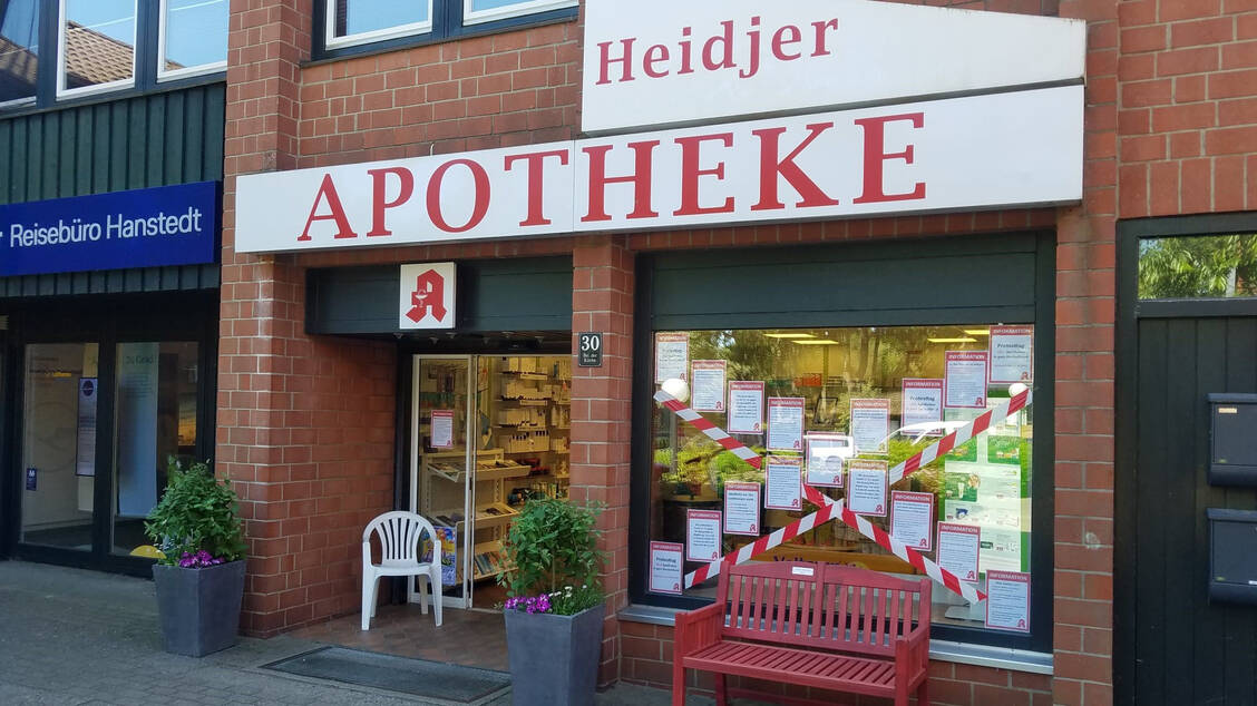 Eine von vielen teilnehmenden Apotheken: die Heidjer-Apotheke im niedersächsischen Hanstedt. Die Apothekeninhaberin Ariane Klaus-Fricke  will nur Antibiotika und starke Schmerzmittel über die Notdienstklappe abgeben. Draußen werden die Mitarbeitenden über den Grund dieser Aktion informieren. / Foto: Heidjer-Apotheke/Ariane Klaus-Fricke