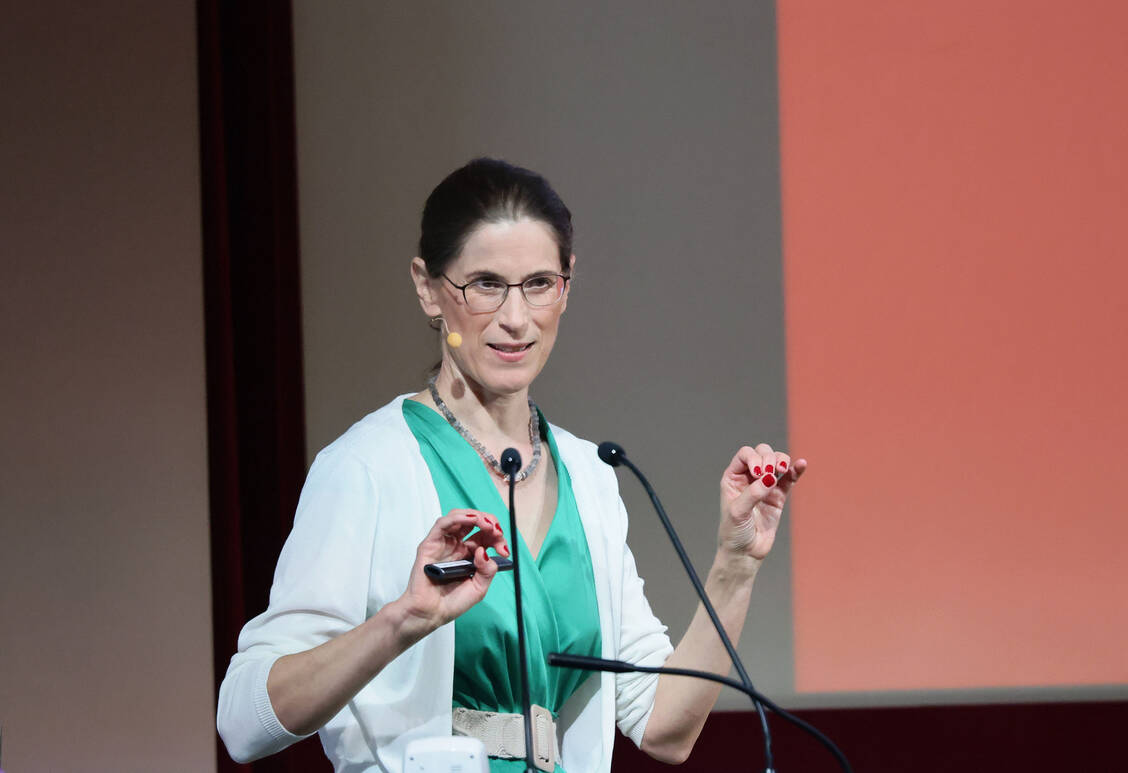 Dr. Nina Griese-Mammen vom Geschäftsbereich Arzneimittel der ABDA referierte über AMTS bei der Behandlung kardiovaskulärer Erkrankungen und ihrer Komorbiditäten. / Foto: PZ/Alois Müller