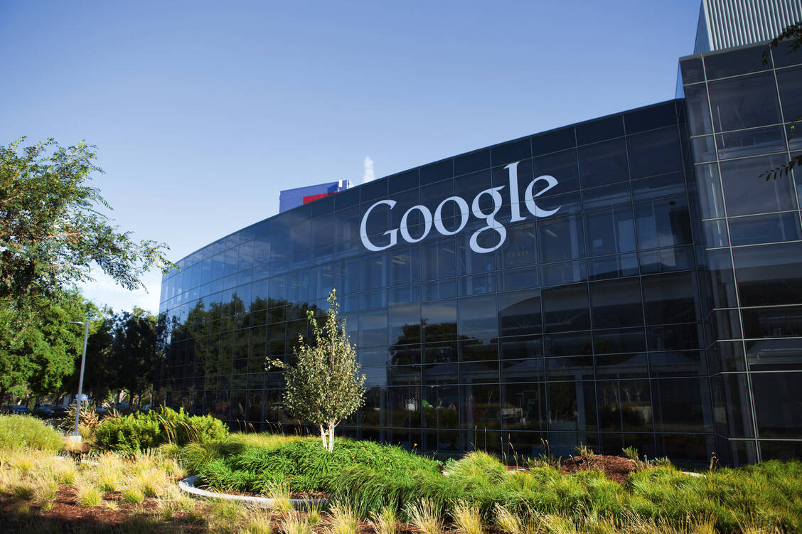 Künstliche Intelligenz: Der Technologie-Konzern Google soll den Vertrieb und das Marketing von Sanofi optimieren. / Foto: iStock/serg3d