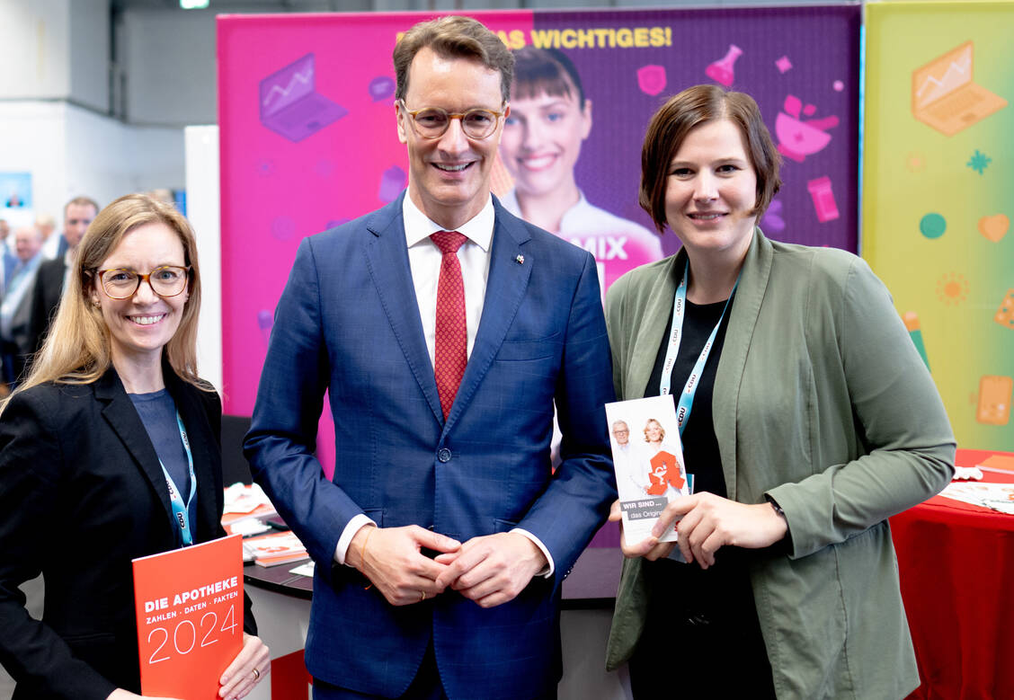 Im Gespräch mit NRW-Ministerpräsident Hendrik Wüst: Birte Kassenbrock (Pressereferentin der AKWL, links) und Yvonne Schmees (Leiterin Stabsstelle Politik der AKWL). Foto: Paul Schneider / © Paul Schneider