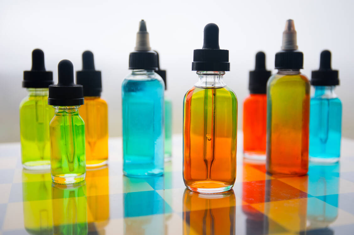 Nikotinfreie Liquids sind weniger streng reguliert als Nikotinprodukte. Dadurch entstehen Schlupflöcher, durch die die Gesundheit der Konsumenten gefährdet werden kann. / Foto: Adobe Stock/zef art