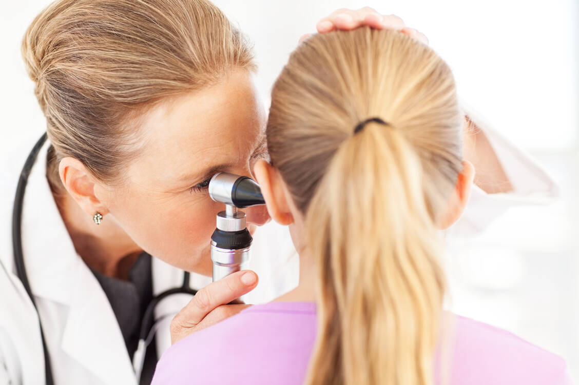 Die Ursachen für Ohrenschmerzen sind vielfältig. Immer sollte daher eine (Ausschluss)-Diagnose des HNO-Arztes eingeholt werden. / Foto: iStock/Neustockimages