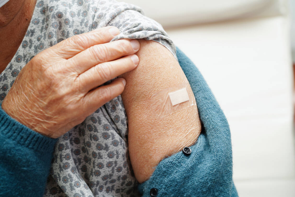 Covid-19, Grippe, RSV, Pneumokken: Gegen diese Atemwegsinfektionen sollten sich ältere Menschen und Personen mit chronischen Erkrankungen rechtzeitig impfen lassen. / © Getty Images/manassanant pamai