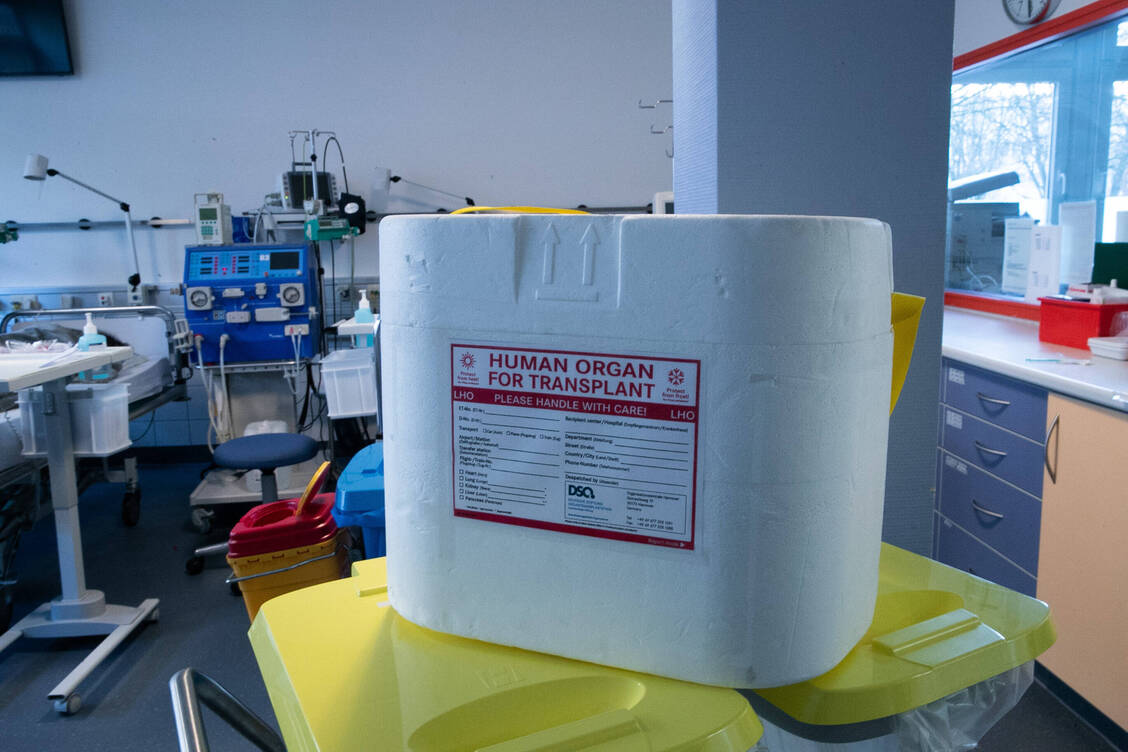 Organspenden können Leben retten, doch es gibt zu wenige Organe.  / © imago images/localpic