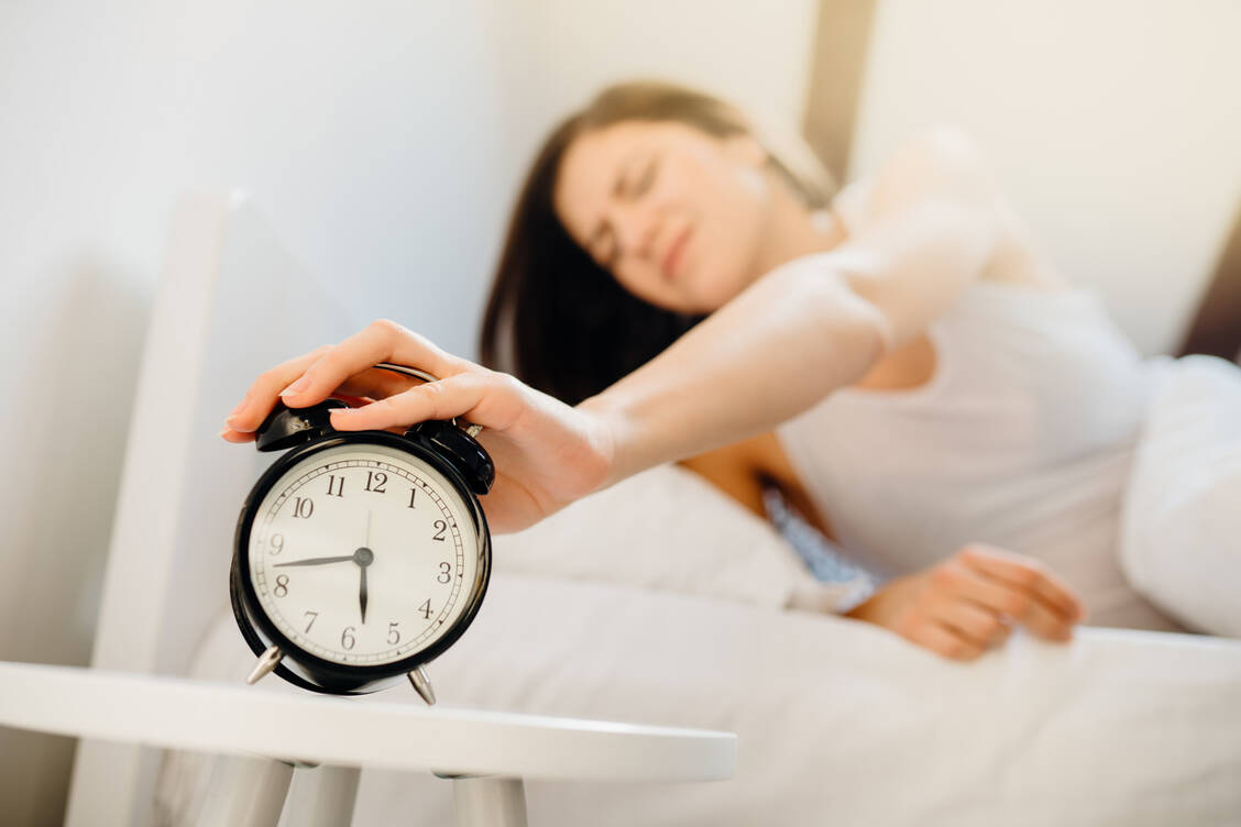 Abends spät ins Bett, morgens früh raus: Späte Chronotypen, sogenannte Nachteulen, bauen unter der Woche häufig ein Schlafdefizit auf. Das wirkt sich ungünstig auf die Blutzuckerregulation aus. / © Adobe Stock/eldarnurkovic