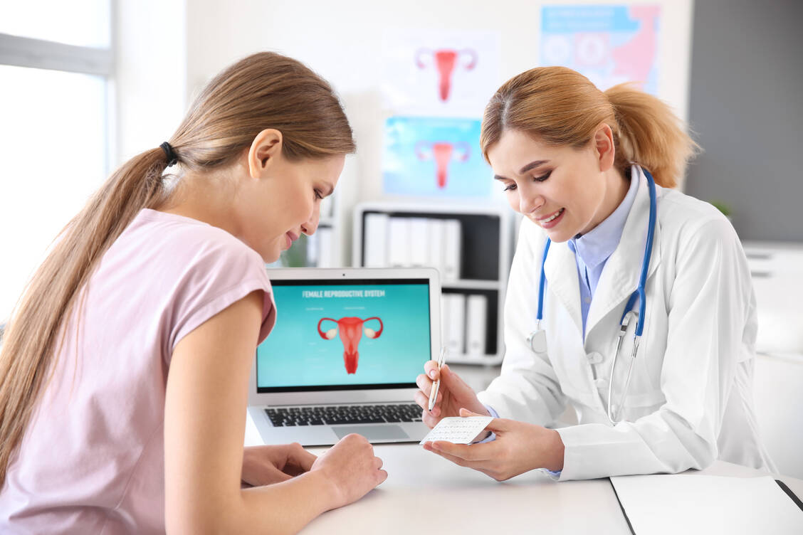 Der Berufsverband der Frauenärzte verweist auf die umfassende ärztliche Aufklärung in Verhütungsfragen. / Foto: Adobe Stock/Pixel-Shot